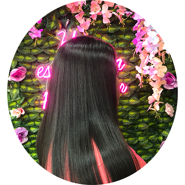 Mujer con cabello laceado en GLES Salon Santa Anita